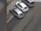 Taxikár vyhodil slepú ženu z auta na ulici
