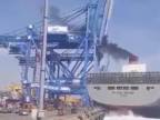 Kontajnerová loď narazila v prístavse do žeriavu (Južná Kórea)