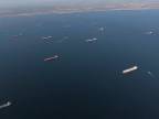 Desiatky tankerov čakajú na vyloženie, niet kam (California)