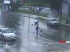Muž sa otočil na ceste, dieťa mu zatiaľ vypadlo z auta (Rusko)