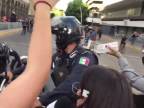 Protestujúci muž zapálil policajta (Mexiko)