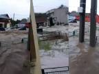 Blesková povodeň v obci Pichne odniesla aj autá