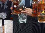 Japonský barman pripravuje drink Godfather