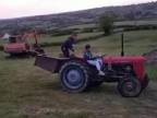 Za volant traktora usadlo žieňa