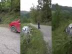 Opitý Voloďa sa spamätáva z toho, ako zaparkoval auto (Rusko)