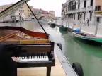 Taliansky pianista sa plavil s pianom po benátskom kanáli