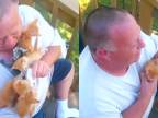 Adoptívny otec vychováva malé mačičky