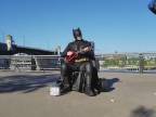 Batman ako pouličný muzikant
