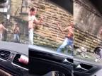 Český Bruce-Lee sa pobil na ulici v anglickom Bradforde
