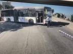 Vodič vystúpil z autobusu, ten takmer spadol z útesu (Izrael)