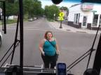 Agresívna žena rozbila čelné sklo na autobuse (USA)