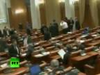 Zabil si našu budúcnosť “: Muž sa v rumunskom parlamente ...