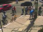 Žena po zrážke s vozidlom spadla do kanála (Brazília)