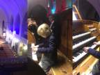 Pedofilný kňaz si robí zálusk na malého organistu