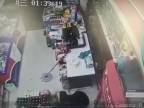 Predavač v obchode zlodejovi omlátil o hlavu 6 pív