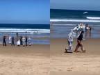 Ženu pre COVID-19 zadržali na pláži, kde surfovala (Španielsko)
