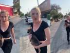 Trafená žena obťažovala muža, hodila po ňom šteňa