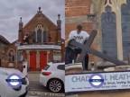 Frustrovaný migrant si vybija zlosť na kostole (Východný Londýn)