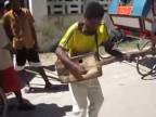 Muzikant z Madagaskaru hrá na podomácky vyrobenej gitare