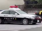 Polícia prenasleduje muža na skútri (Japonsko)