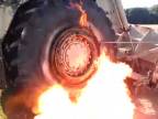 Obúvanie 900 kg ťažkej pneumatiky pomocou WD-čka