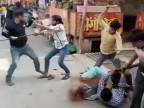 Pouličná indická bitka s palicami (12 zranených, 8 zatknutých)