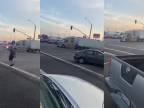 Kamionista zablokoval vozidlo unikajúce pred políciou (USA)