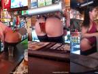 Barmanka, ktorá čapuje pivo tak, že pohár drží ritnými polkami
