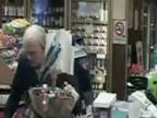 Jackass - Dôchodca kradne v obchode