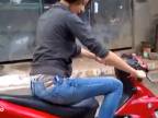 Frigo učí sesternicu jazdiť na mopede