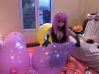 Kráľovná japonských animákov sa hrá s balónmi
