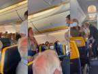 Nevychovanú Talianku vyviedli z paluby lietadla Ryanairu