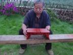 Dedko vyrába tradičnú čínsku skladaciu stoličku Luban