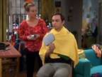 Teória veľkého tresku - Penny strihá Sheldona.