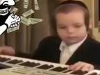 Malý dobrodinec hrá svoju oblubenú melódiu