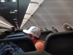Agresívneho pasažiera prilepili v lietadle na sedadlo
