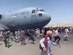Americké lietadlo odletelo aj s Afgáncami, ktorí sa ho držali