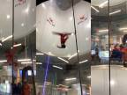 Lietanie vo veternom tuneli (indoor skydiving)