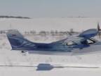 Obojživelné ruské lietadlo Čajka L-44 pristáva/štartuje na snehu