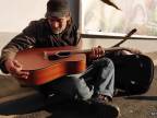 Hudobne nadanému bezdomovcovi Tomášovi darovali novú gitaru