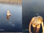 Otužilá blond Ruska skáče do zamrznutého jazera