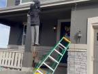 Pri dekorovaní domu sa mu vyšmykol rebrík (nachytávka)