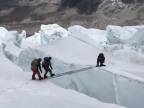 Šerpovia spadli počas cesty na Mount Everest do ľadovej trhliny