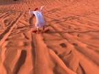 Ali má svojský spôsob, ako schádzať piesočné duny