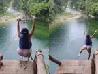Korpulentná žena skúša lanovku nad vodou