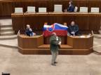 Marián Kotleba hajluje v parlamente