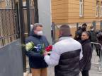 Sklamaní občania s kyticou na Ruskej ambasáde v BA (12/feb/2022)