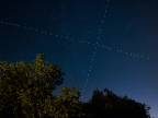 Starlink "križovatka" na nočnej oblohe