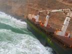 Vrak lode, ktorá uviazla na pobreží v Ománe kvôli cyklónu Mekunu
