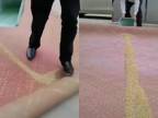 Číňan ti ukáže, ako pozametať koberec bez metly